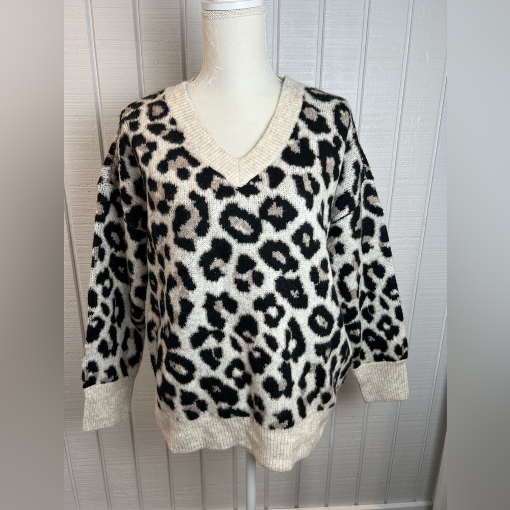 Vince Camuto cheetah‎ / Leopard print V-neck sweater size small